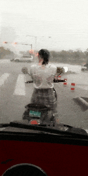路遇前女友，看到她坐在电动车上面淋雨我差点笑出了声音