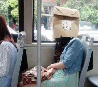 妹子啊，你往脑袋上套个袋子，就不怕坐过站了吗？